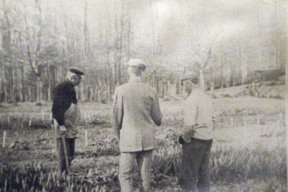 HF du Pont with gardeners